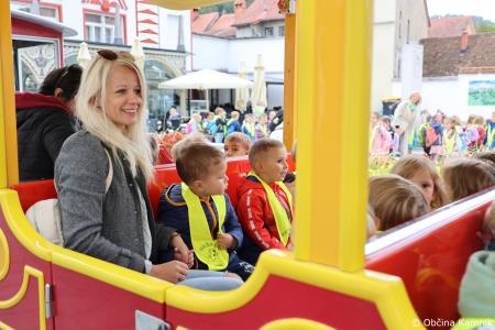Otroci kamniških šol in vrtcev rajali na Glavnem trgu in se učili o trajnostni mobilnosti (103)